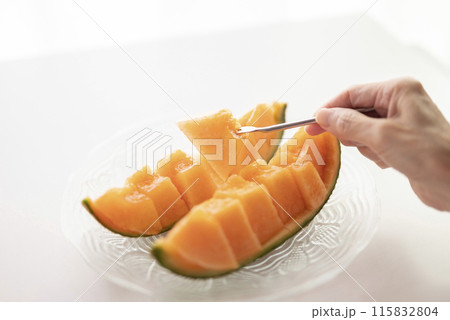 完熟メロンを食べる 完熟メロンを食べる 115832804