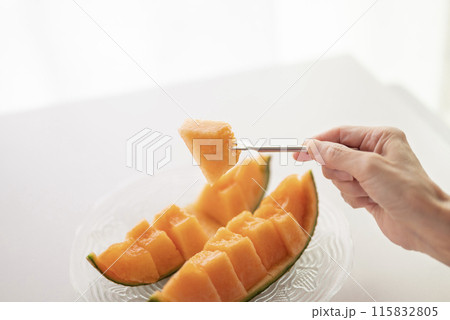 完熟メロンを食べる 完熟メロンを食べる 115832805