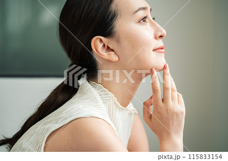 若い女性の美容・ビューティーイメージ 115833154