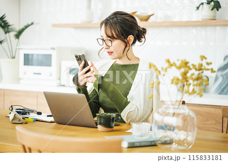 リビングでスマホを見る女性 リビングでスマホを見る女性 115833181