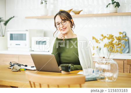 自宅でテレワークをする女性 自宅でテレワークをする女性 115833183