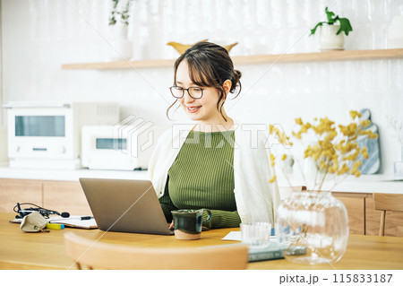 自宅でテレワークをする女性 115833187