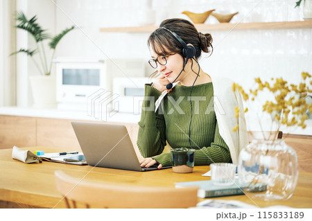 リビングでオンライン通話をする女性 115833189
