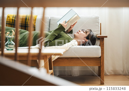 家のソファーで読書をする女性 家のソファーで読書をする女性 115833248