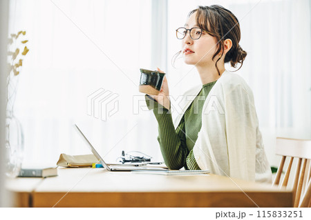 家のテーブルでコーヒーを飲む女性 115833251