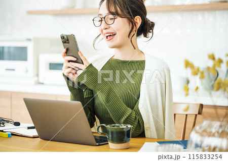 リビングでスマホを見る女性 リビングでスマホを見る女性 115833254