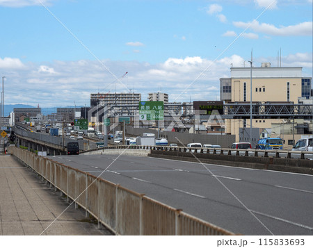 大和川の橋から見る大阪市の街並みと道路の風景 115833693