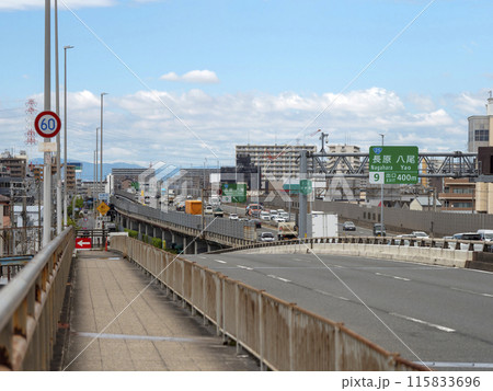 大和川の橋から見る大阪市の街並みと道路の風景 115833696
