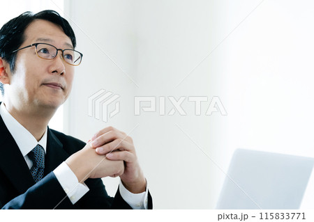 話を聞く士業の男性 115833771