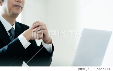 話を聞く士業の男性 115833774