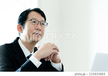 話を聞く士業の男性 話を聞く士業の男性 115833803