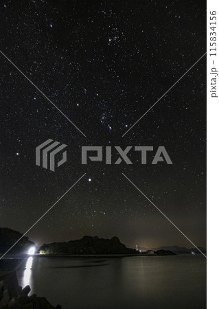 瀬戸内の秋の星景 昇るオリオン座と冬の大三角 瀬戸内の秋の星景 昇るオリオン座と冬の大三角 115834156