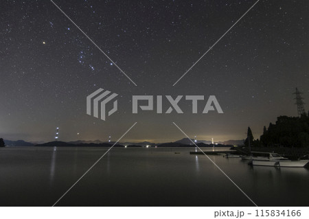 瀬戸内の秋の星景 漁港の空のオリオン座 瀬戸内の秋の星景 漁港の空のオリオン座 115834166