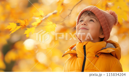 綺麗な紅葉を見上げて笑うかわいい小さな子ども 115834204