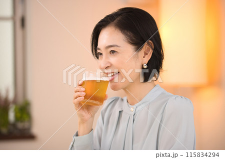 美味しそうにビールを飲むミドル女性 美味しそうにビールを飲むミドル女性 115834294