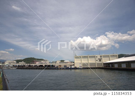 白い雲と海と空 115834353