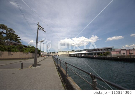 青い空と沼津の漁港の水門と運河と海 青い空と沼津の漁港の水門と運河と海 115834396
