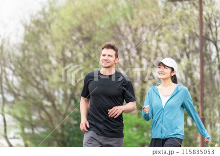 健康のため公園でウォーキング・散歩・有酸素運動するスポーツウェアを着た男女 115835053