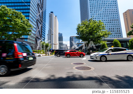 新宿副都心 交差点と高層ビルと街路樹 2024.06 a-1 新宿副都心 交差点と高層ビルと街路樹 2024.06 a-1 115835525