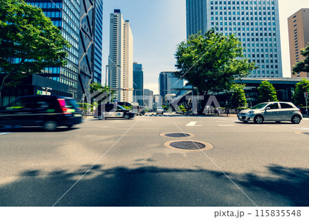 新宿副都心 交差点と高層ビルと街路樹 2024.06　b-4 暖色寒色強調 115835548