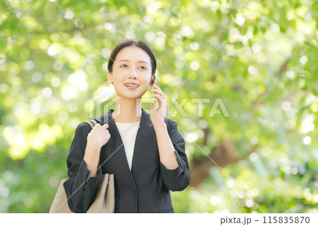 新緑の中でスーツを着た女性 新緑の中でスーツを着た女性 115835870