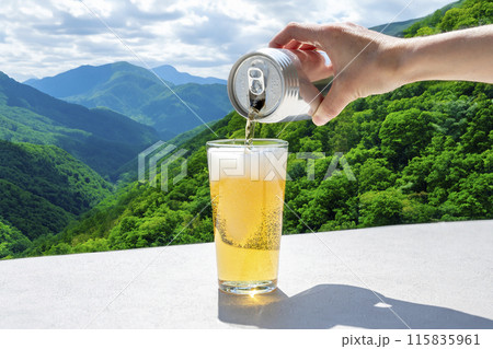 景色のきれいな高台でビールを注ぐ 景色のきれいな高台でビールを注ぐ 115835961