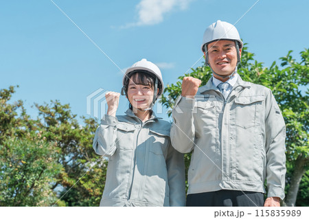 建設業・建築業・造園業の作業着姿の作業員・営業マン・ビジネスマン・ビジネスウーマン(ガッツポーズ) 建設業・建築業・造園業の作業着姿の作業員・営業マン・ビジネスマン・ビジネスウーマン(ガッツポーズ) 115835989