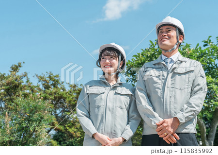 建設業・建築業・造園業の作業着姿の作業員・営業マン・ビジネスマン・ビジネスウーマン 115835992