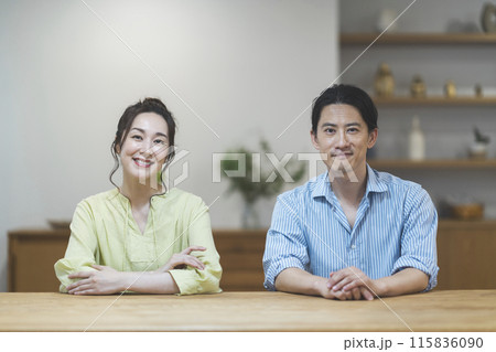 カメラ目線で笑顔のアラフォーの夫婦 イメージ カメラ目線で笑顔のアラフォーの夫婦 イメージ 115836090