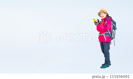 スマホを使う登山服を着たシニア女性の全身写真 115836091