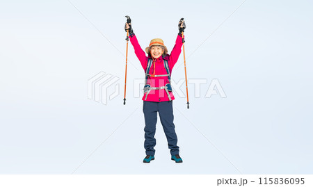 バンザイする登山服を着たシニア女性の全身写真 バンザイする登山服を着たシニア女性の全身写真 115836095
