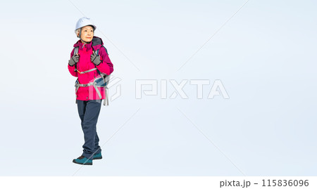 ヘルメットを被って歩くシニア女性の全身写真 ヘルメットを被って歩くシニア女性の全身写真 115836096