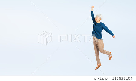 ジャンプするシニア女性の全身写真 115836104