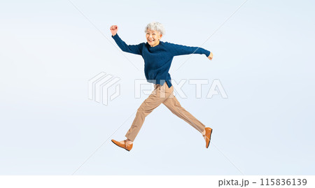 ジャンプするシニア女性の全身写真 115836139