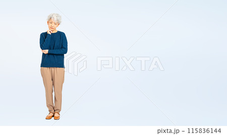 落ち込むシニア女性の全身写真 115836144