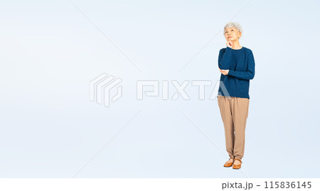 悩むシニア女性の全身写真 115836145