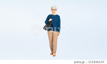 バッグを持って歩くシニア女性の全身写真 バッグを持って歩くシニア女性の全身写真 115836147