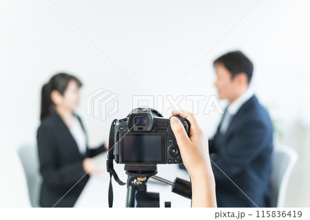 撮影風景・撮影現場のカメラ・撮影機材・三脚（インタビュー・モデル撮影） 115836419