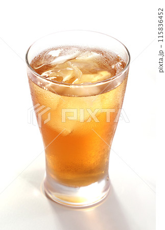 グラスに注がれたアイスティー 115836452