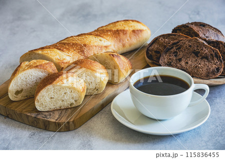 焼きたてのパンと淹れたてのコーヒー 焼きたてのパンと淹れたてのコーヒー 115836455