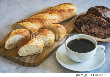 焼きたてのパンと淹れたてのコーヒー 115836457
