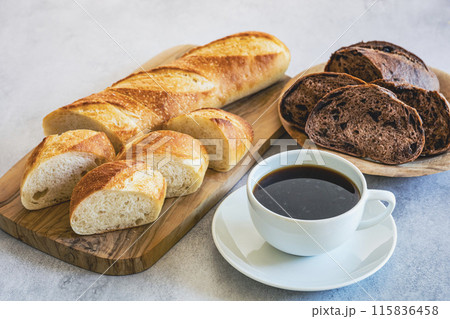 焼きたてのパンと淹れたてのコーヒー 115836458