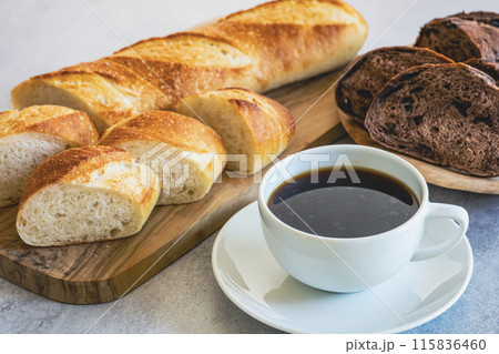 焼きたてのパンと淹れたてのコーヒー 115836460