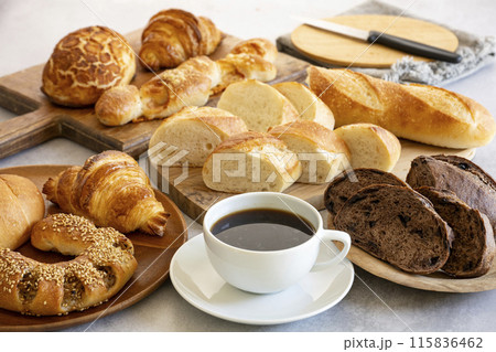 焼きたてのパンと淹れたてのコーヒー 115836462