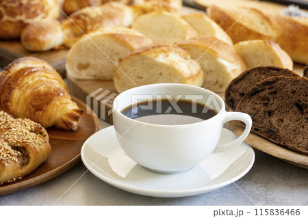 焼きたてのパンと淹れたてのコーヒー 115836466