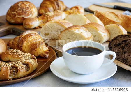 焼きたてのパンと淹れたてのコーヒー 115836468