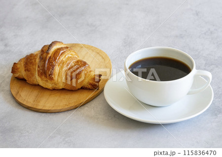 焼きたてのパンと淹れたてのコーヒー 115836470