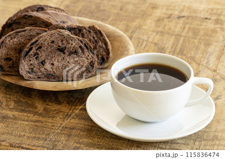 焼きたてのパンと淹れたてのコーヒー 115836474
