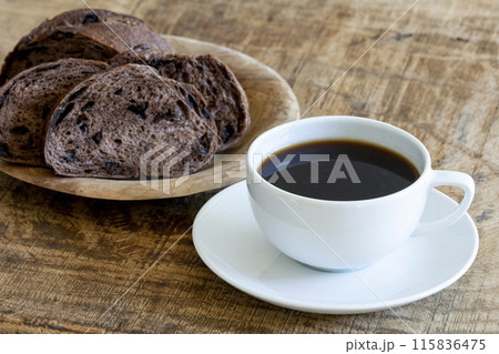 焼きたてのパンと淹れたてのコーヒー 115836475