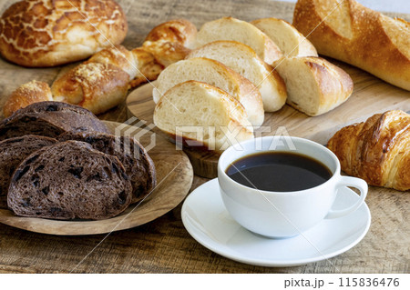 焼きたてのパンと淹れたてのコーヒー 115836476